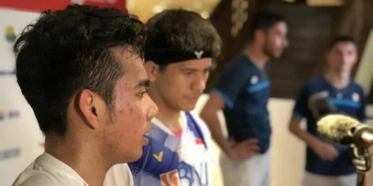 Arsip - Ganda putra Indonesia, Pramudya Kusumawardana/Yeremia Erich Yoche Yacob Rambitan, mengamankan satu kemenangan di babak penyisihan World Tour Finals 2021 atas pasangan Christo Popov/Toma Junior Popov (Prancis), Jumat. (MASAPNEWS/ANT)