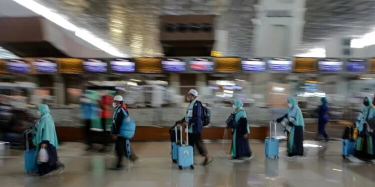 Sejumlah calon jamaah umrah berjalan sebelum menaiki pesawat di Terminal 3 Bandara Internasional Soekarno-Hatta, Tangerang, Banten, Sabtu (8/1/2022). Kementerian Agama melepas sebanyak 419 orang untuk melaksanakan ibadah umrah dan menjadi pertama kali setelah beberapa tahun terakhir Indonesia tidak mengirimkan jamaah akibat pandemi COVID-19. (MASAPNEWS/ANT)