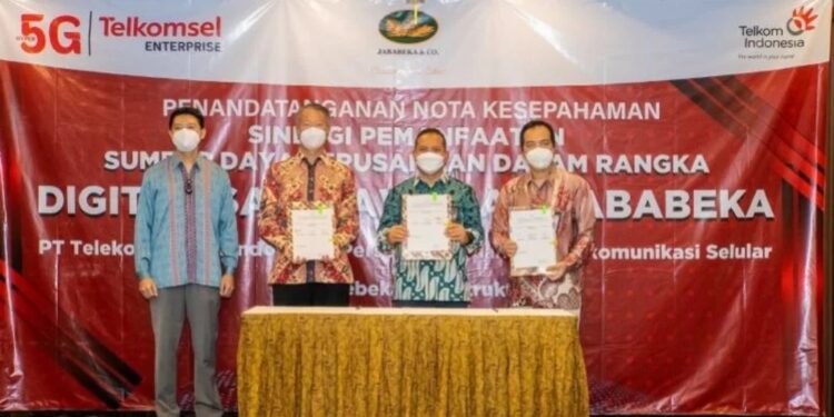 (Kiri ke kanan) Direktur Utama PT Jababeka Infrastruktur Tjahjadi Rahardja, Executive Vice President Divisi Enterprise Service Telkom Teuku Muda Nanta, Vice President Area Account Management Telkomsel Yogi Rizkian Bahar disaksikan oleh Direktur PT Kawasan Industri Jababeka Tbk menandatangani MoU sebagai kesepakatan kolaborasi strategis antara Telkom, Telkomsel, dan Jababeka. (MASAPNEWS/ANT/HO-Telkomsel)