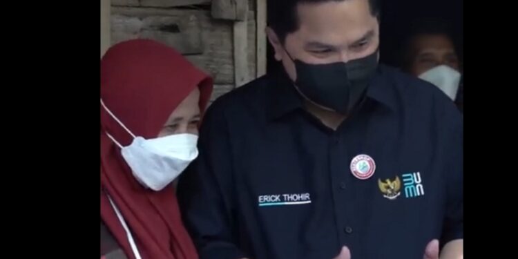 Tangkapan layar - Menteri BUMN Erick Thohir berfoto bersama seorang ibu nasabah PNM Mekaar. (MASAPNEWS/ANT/Twitter @erickthohir)