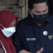 Tangkapan layar - Menteri BUMN Erick Thohir berfoto bersama seorang ibu nasabah PNM Mekaar. (MASAPNEWS/ANT/Twitter @erickthohir)