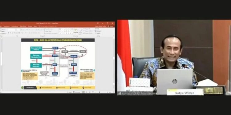 Anggota Dewan Energi Nasional (DEN) Satya Widya Yudha berbicara saat rapat audiensi percepatan penyusunan Rencana Umum Energi Daerah (RUED) Provinsi Banten, yang diselenggarakan di Kantor DPRD Provinsi Banten, Kamis (10/2/2022). (MASAPNEWS/ANT/HO-DEN)