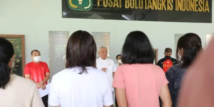 Ketua Harian PP PBSI Alex Tirta (tengah) saat memberikan motivasi dalam pelepasan skuad Indonesia untuk Kejuaraan Bulu Tangkis Beregu Asia di pelatnas PBSI, Cipayung, Jakarta Timur, Senin (7/2/2022). (MASAPNEWS/ANT/HO-PBSI)