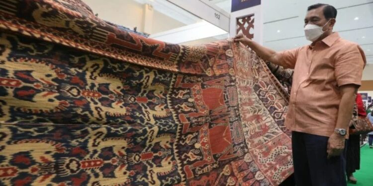 Menteri Koordinator Bidang Kemaritiman dan Investasi Luhut Binsar Pandjaitan mengunjungi Pameran Adi Wastra Nusantara yang digelar di Jakarta Convention Center (JCC), Sabtu (12/2/2022). (MASAPNEWS/ANT/HO Kemenko Kemaritiman dan Investasi)