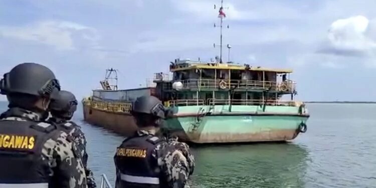Petugas menghentikan aktivitas penambangan pasir laut ilegal di perairan Pulau Rupat-Kepulauan Riau. (MASAPNEWS/ANT/HO-KKP)