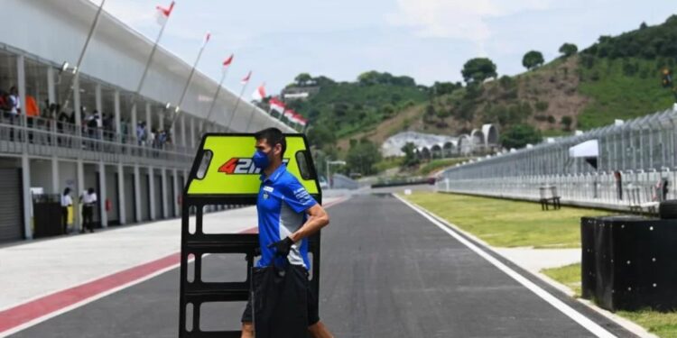 Kru Team Suzuki Ecstar membawa perlengkapan pit board menuju garasi pada hari terakhir tes pramusim MotoGP 2022 di Pertamina Mandalika International Street Circuit, Lombok Tengah, NTB, Minggu (13/2/2022). (MASAPNEWS/ANT)