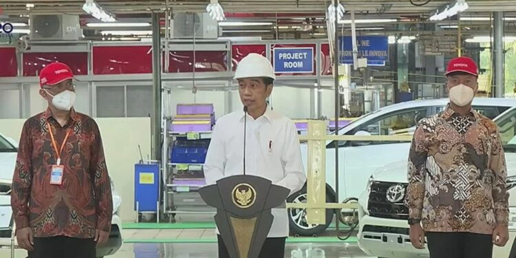 Tangkapan layar - Presiden Joko Widodo (Jtengah) melepas ekspor perdana mobil produksi PT Toyota Motor Manufacturing Indonesia ke pasar Australia, Karawang, Selasa (15/2/2022). (MASAPNEWS/ANT/Youtube Sekretariat Presiden)