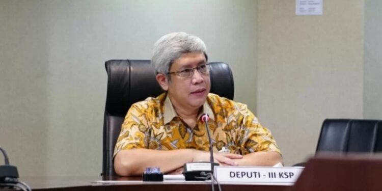 Deputi III KSP Panutan Sulendrakusuma dalam rapat koordinasi bersama Kemenkop UKM dan BPS terkait pengumpulan data tunggal KUMKM, di gedung Bina Graha Jakarta, Jumat (31/12/2021). (MASAPNEWS/ANT/HO-KSP)