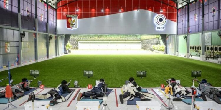 Sejumlah petembak membidik sasaran dalam final 50 meter Rifle 3 Positions Men dalam ajang ISSF Grand Prix Rifle/Pistol di Lapangan Tembak Senayan, Jakarta, Senin (14/2/2022). (MASAPNEWS/ANT)