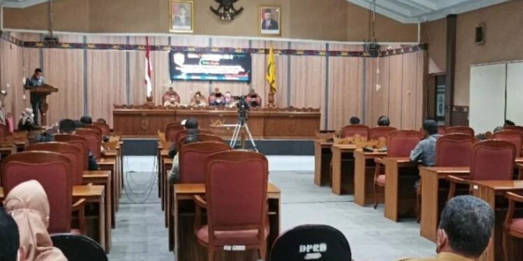 Suasana rapat paripurna penetapan hasil reposisi alat kelengkapan DPRD Kotawaringin Timur yang tetap berlangsung meski tidak dihadiri dua Fraksi yaitu PDIP dan Demokrat, Selasa (15/2/2022). (MASAPNEWS/ANT)