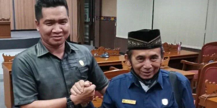 Ketua Badan Kehormatan DPRD Kotawaringin Timur terpilih Muhammad Abadi bersalaman dengan pejabat lama H Ramli usai rapat paripurna, Senin (14/2/2022). (ANT)