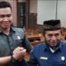 Ketua Badan Kehormatan DPRD Kotawaringin Timur terpilih Muhammad Abadi bersalaman dengan pejabat lama H Ramli usai rapat paripurna, Senin (14/2/2022). (ANT)
