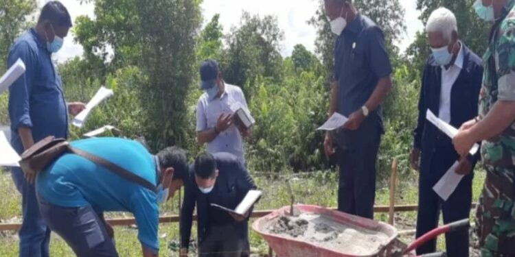 Anggota Komisi IV DPRD Kabupaten Kotawaringin Timur Pardamean Gultom turut hadir saat peletakan batu pertama pembangunan sarana sekolah minggu, Senin (14/2/2022). (MASAPNEWS/ANT/HO-Dokumentasi Pribadi)