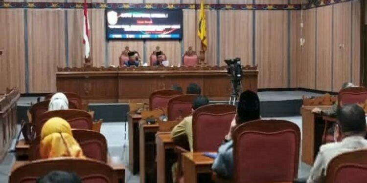 Suasana rapat lanjutan pembahasan reposisi alat kelengkapan dewan DPRD Kotawaringin Timur pada Senin (14/2/2022) siang, tanpa kehadiran anggota Fraksi PDIP dan Fraksi Demokrat. (MASAPNEWS/ANT)