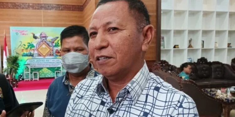 Wakil Ketua I DPRD Kotawaringin Timur Rudianur didampingi Wakil Ketua Komisi IV Ary Dewar. (MASAPNEWS/ANT)