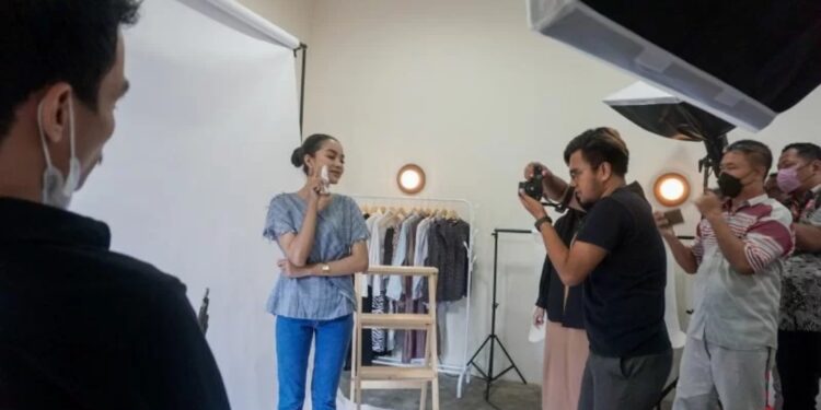 Seorang model membawa produk UMKM saat sesi pemotretan dan peresmian 'Creative Hub' di Pekalongan, Jawa Tengah, Rabu (2/2/2022). (MASAPNEWS/ANT)