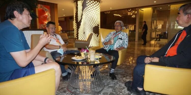 Dubes RI di Kuala Lumpur Hermono (tiga dari kiri) bercengkrama dengan Ketua Tim Selangor Badminton Asia Team Championship 2022 dari Indonesia, Aryono (satu dari kiri) didampingi tim Bambang Rudianto dan Broto Happy di lokasi penginapan Sunway Pyramid Hotel, Selangor (18/2/2022). Tim beregu putra dan putri Indonesia berhasil maju ke semifinal. (MASAPNEWS/ANT)