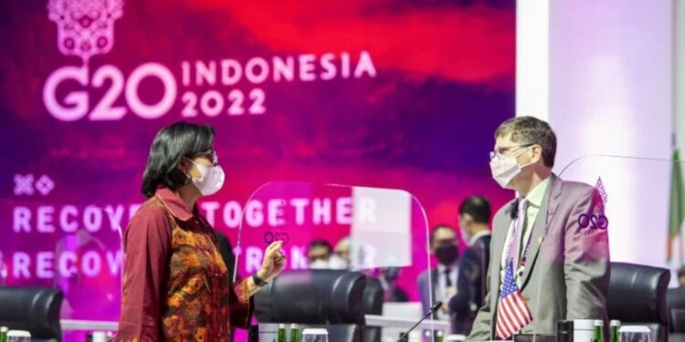 Menteri Keuangan Sri Mulyani Indrawati (kiri) berbincang dengan Wakil Sekretaris Departemen Keuangan Amerika Serikat Andy Baukol (kanan) saat hari kedua Pertemuan Tingkat Menteri Keuangan dan Gubernur Bank Sentral G20 atau Finance Ministers and Central Bank Governors (FMCBG) G20 di Jakarta Convention Center, Jakarta, Jumat (18/2/2022). (MASAPNEWS/ANT)