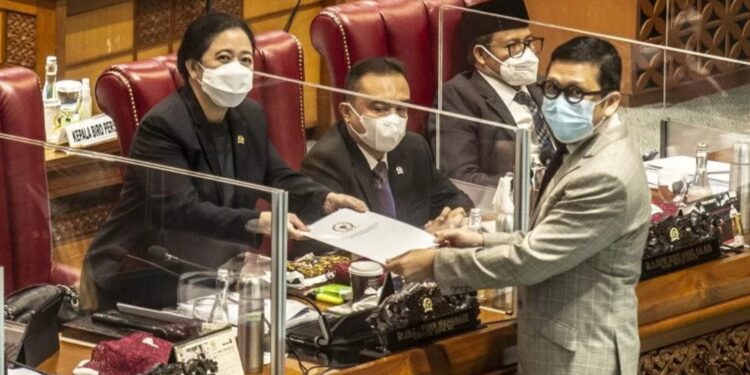 Arsip Foto - Ketua Pansus IKN Ahmad Doli Kurnia membacakan laporan hasil sidang Pansus Rancangan Undang-Undang Ibu Kota Negara (RUU IKN) pada Rapat Paripurna ke-13 DPR RI Masa Persidangan III Tahun Sidang 2021-2022 yang beragendakan Pembicaraan Tingkat II/Pengambilan Keputusan atas RUU tentang Ibu Kota Negara di Kompleks Parlemen, Jakarta, Selasa (18/1/2022). (MASAPNEWS/ANT)