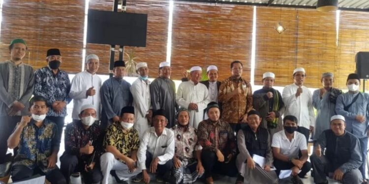Suasana foto bersama dalam diskusi kelompok terfokus yang digelar Forum Ukhuwah Islamiah Kutai Timur, Kalimantan Timur, Minggu (20/2/2022). (MASAPNEWS/ANT/HO-DPD)