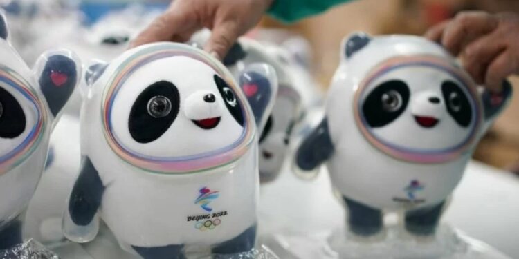 Seorang pekerja memproduksi suvenir Bing Dwen Dwen di sebuah pabrik berlisensi di Qidong, Provinsi Jiangsu, China timur, 8 Februari 2022. (MASAPNEWS/ANT)