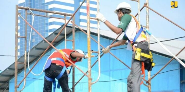 Ilustrasi - Pekerja sektor konstruksi. (MASAPNEWS/ANT/HO-Kementerian PUPR)