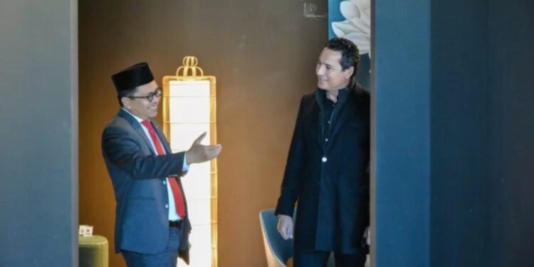 Duta Besar RI untuk Tunisia Zuhairi Misrawi (kiri) berjumpa dengan salah satu pengusaha furniture Tunisia yang mengimpor perabot dari Indonesia. (MASAPNEWS/ANT/HO-KBRI Tunis)