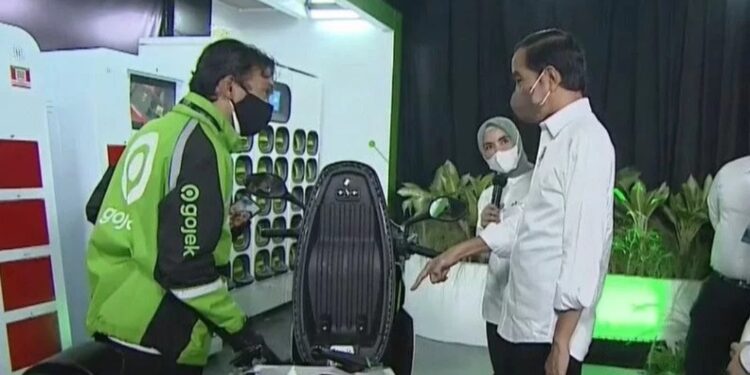 Tangkapan layar - Presiden Joko Widodo (kanan) saat menyimak peragaan pengisian kendaraan listrik di sela peluncuran ekosistem kendaraan listrik di SPBU MT Haryono, Jakarta, Selasa (22/2/2022). (MASAPNEWS/ANT/YouTube-Sekretariat Presiden)