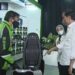 Tangkapan layar - Presiden Joko Widodo (kanan) saat menyimak peragaan pengisian kendaraan listrik di sela peluncuran ekosistem kendaraan listrik di SPBU MT Haryono, Jakarta, Selasa (22/2/2022). (MASAPNEWS/ANT/YouTube-Sekretariat Presiden)