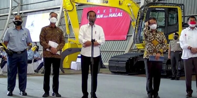 Tangkapan layar Presiden RI Joko Widodo saat melakukan konferensi video meninjau pelaksanaan vaksinasi di sejumlah kawasan industri di Indonesia, Kamis (24/2/2022). (MASAPNEWS/ANT)