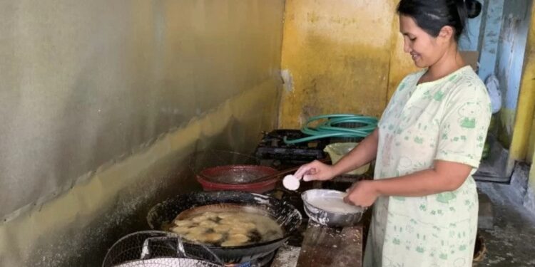 Ilustrasi. Seorang pekerja tengah menggoreng keripik tempe di salah satu rumah produksi yang ada di Sentra Industri Tempe dan Keripik Tempe Sanan, Kecamatan Blimbing, Kota Malang, Jawa Timur, Jumat (18/2/2022). (MASAPNEWS/ANT)