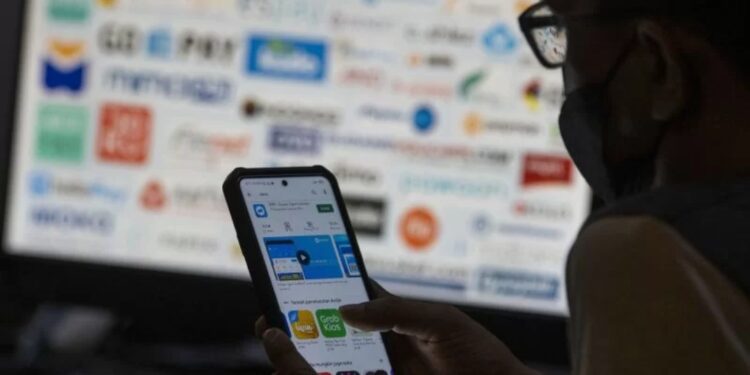 Warga mengamati aplikasi-aplikasi startup yang dapat diunduh melalui telepon pintar di Jakarta, Selasa (26/10/2021). (MASAPNEWS/ANT)