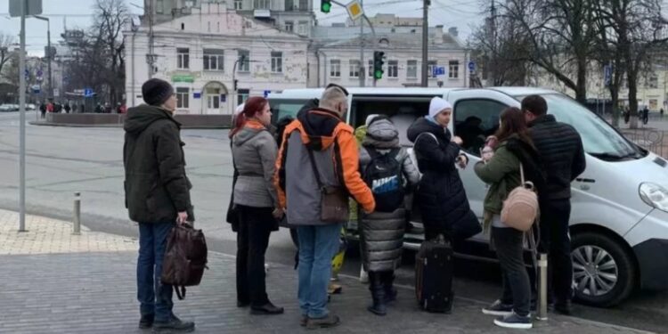 Orang-orang menaiki kendaraan untuk meninggalkan Kiev, ibu kota Ukraina, pada 25 Februari 2022. (Xinhua/Lu Jinbo)