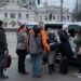 Orang-orang menaiki kendaraan untuk meninggalkan Kiev, ibu kota Ukraina, pada 25 Februari 2022. (Xinhua/Lu Jinbo)