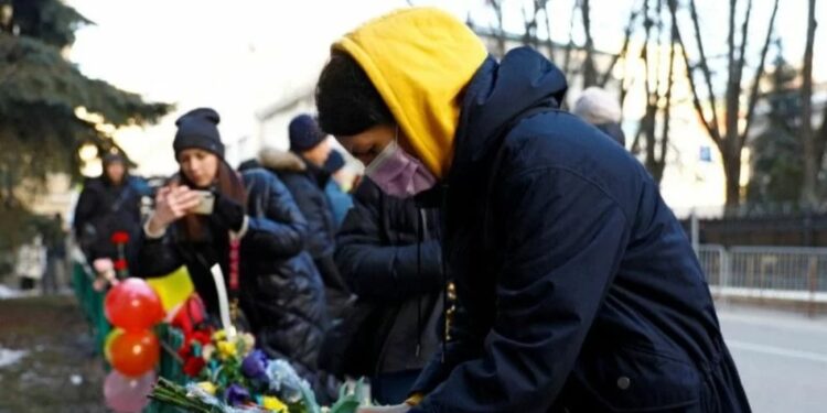 Seorang wanita meletakkan bunga di luar kedutaan Ukraina di Moskow, setelah Rusia melancarkan operasi militer besar-besaran di Ukraina (24/2/2022). (MASAPNEWS/ANT/Reuters)