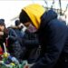 Seorang wanita meletakkan bunga di luar kedutaan Ukraina di Moskow, setelah Rusia melancarkan operasi militer besar-besaran di Ukraina (24/2/2022). (MASAPNEWS/ANT/Reuters)