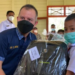 Bupati Gumas Jaya S Monong didampingi Kepala Dinsos Gumas Jhonson Ahmad saat menyalurkan bantuan paket peralatan sekolah kepada seorang peserta didik di Kelurahan Tumbang Marikoi Kecamatan Damang Batu, Rabu (17/11/2021). (Foto : Diskominfosantik Gumas)
