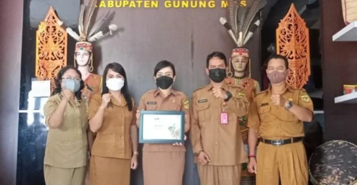 Kepala Disbudpar Kabupaten Gumas Eigh Manto (kanan kedua) bersama Kepala Bidang Kesenian Christin Valentine (tengah) dan lainnya menunjukkan penghargaan dari Kemendikbudristek, di kantor dinas setempat, Senin (31/1/2022). (Foto : Disbudpar Gumas)