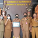 Kepala Disbudpar Kabupaten Gumas Eigh Manto (kanan kedua) bersama Kepala Bidang Kesenian Christin Valentine (tengah) dan lainnya menunjukkan penghargaan dari Kemendikbudristek, di kantor dinas setempat, Senin (31/1/2022). (Foto : Disbudpar Gumas)