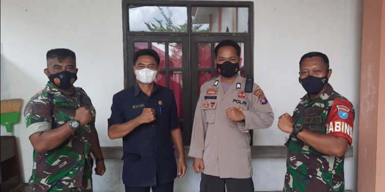 Anggota DPRD Kabupaten Gumas, Arit S Bajau bersama anggota TNI-Polri, di Kelurahan Sepang Simin, Kecamatan Sepang, Senin (14/2/2022). (MASAPNEWS/GCM)