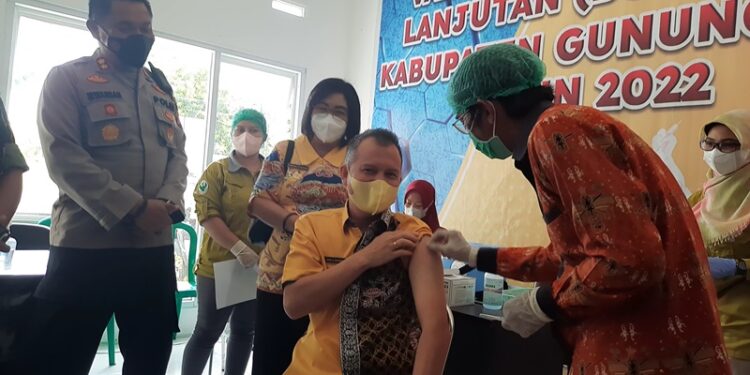 Bupati Gumas Jaya S Monong disaksikan Wakil Bupati Efrensia L.P Umbing, Kapolres AKBP Irwansah, dan lainnya saat menerima vaksinasi COVID-19 booster, di Puskesmas Tampang Tumbang Anjir Kecamatan Kurun, Kamis (3/2/2022). (MASAPNEWS/GCM)