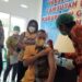Bupati Gumas Jaya S Monong disaksikan Wakil Bupati Efrensia L.P Umbing, Kapolres AKBP Irwansah, dan lainnya saat menerima vaksinasi COVID-19 booster, di Puskesmas Tampang Tumbang Anjir Kecamatan Kurun, Kamis (3/2/2022). (MASAPNEWS/GCM)