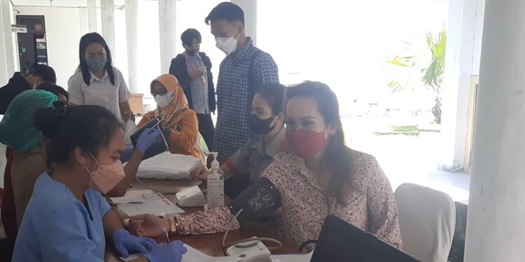 Legislator Kabupaten Gumas Nomi Aprilia menjalani pemeriksaan kesehatan, sesaat sebelum menerima vaksin booster, di kantor DPRD setempat, Selasa (8/2/2022). (MASAPNEWS/GCM)