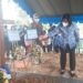 Wabup Efrensia L.P Umbing menabur bunga di makam almarhum Kasubbag Umum dan Kepegawaian Satpol PP Gumas Apriadi Yusli, di Tempat Pemakaman Umum Jalan Adonis Samad Kuala Kurun, Kamis (17/2/2022). (MASAPNEWS/GCM)