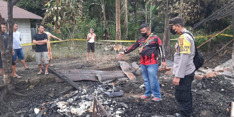 Polisi melakukan pemeriksaan di TKP kebakaran rumah di Desa Teluk Lawah, Kecamatan Tewah, Kabupaten Gunung Mas, Rabu (9/2/2022). (Foto : Polsek Tewah)