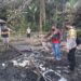 Polisi melakukan pemeriksaan di TKP kebakaran rumah di Desa Teluk Lawah, Kecamatan Tewah, Kabupaten Gunung Mas, Rabu (9/2/2022). (Foto : Polsek Tewah)