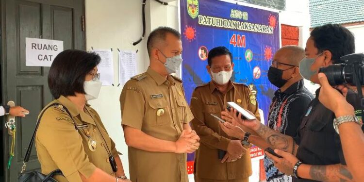 Bupati Gumas Jaya S Monong didampingi Wabup Efrensia L.P Umbing dan Kepala BKPSDM Gumas Guanhin memberi keterangan kepada awak media di Kuala Kurun, baru-baru ini. (Foto : Sobat Muda Jaya)