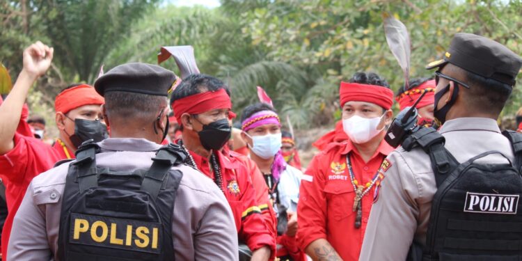 Polisi amankan aksi damai TBBR Kalteng di PT KHS di Kecamatan Manuhing, Rabu (9/2/2022). (Foto : Polres Gumas)