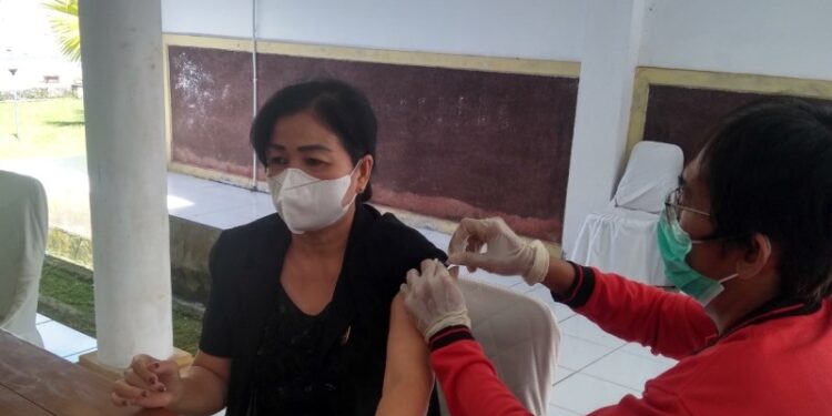Anggota DPRD Kabupaten Gumas Lily Rusnikasi saat mengikuti vaksinasi booster, di kantor DPRD setempat, Selasa (8/2/2022). (Foto : Diskominfosantik Gumas)