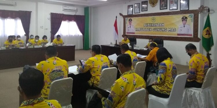 Sekda Gumas Yansiterson memimpin rapat evaluasi penanganan dan antisipasi COVID-19, di Kuala Kurun, Kamis (10/2/2022). (Foto : Diskominfosantik Gumas)